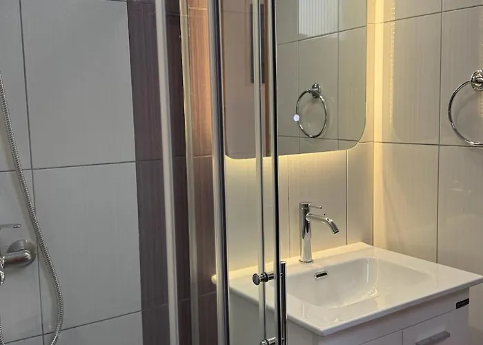 Sarris & * لينثوس